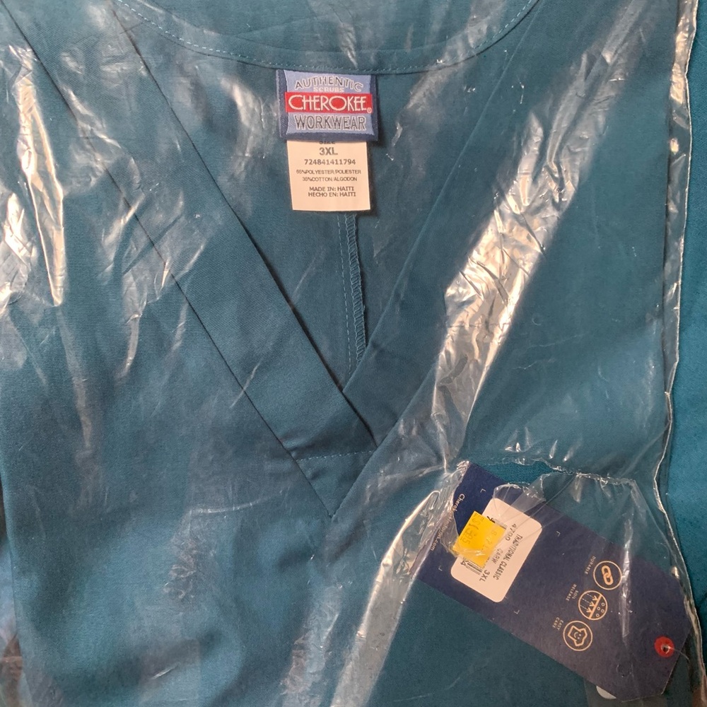 Brand new Cherokee wear sz 3x scrub top